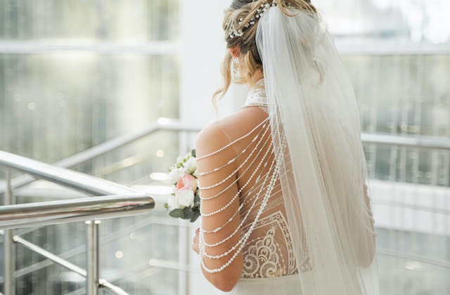 Quels bijoux choisir pour illuminer votre robe de mariée ?