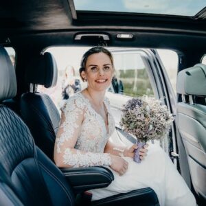 Mercedes d'occasion en tête d'une parade nuptiale