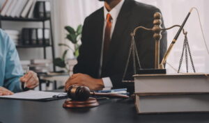 Cabinet d'un avocat à Belley en pleine consultation avec un client pour un dossier juridique