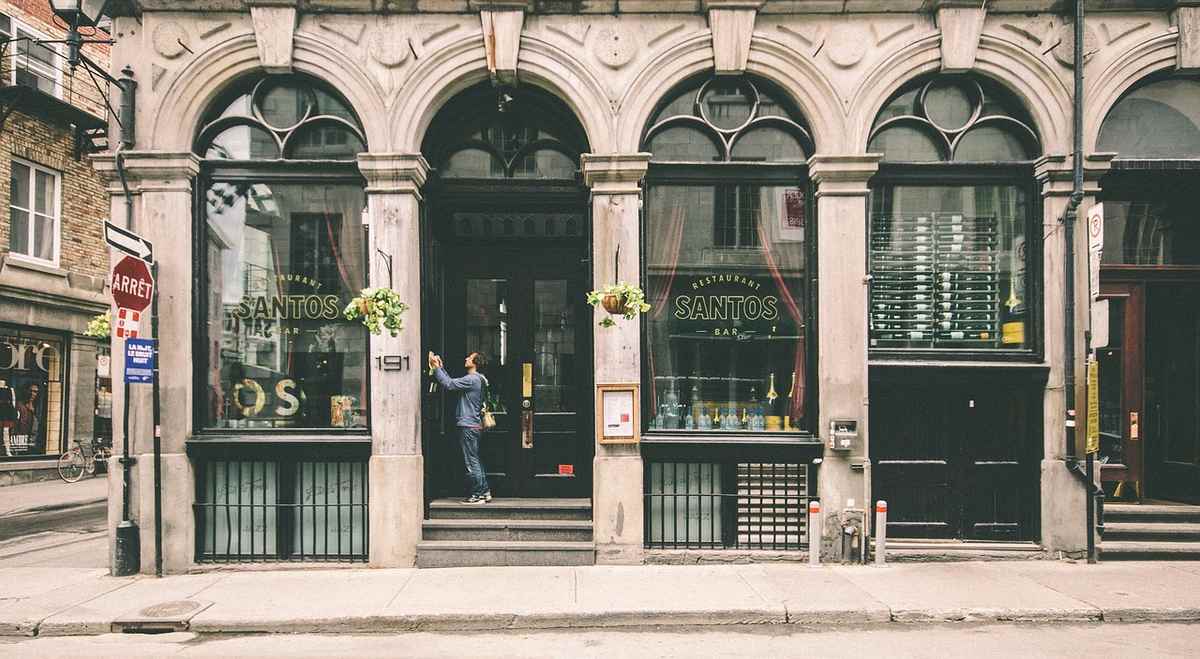 Vue d'une boutique avec grandes vitrines et arches classiques