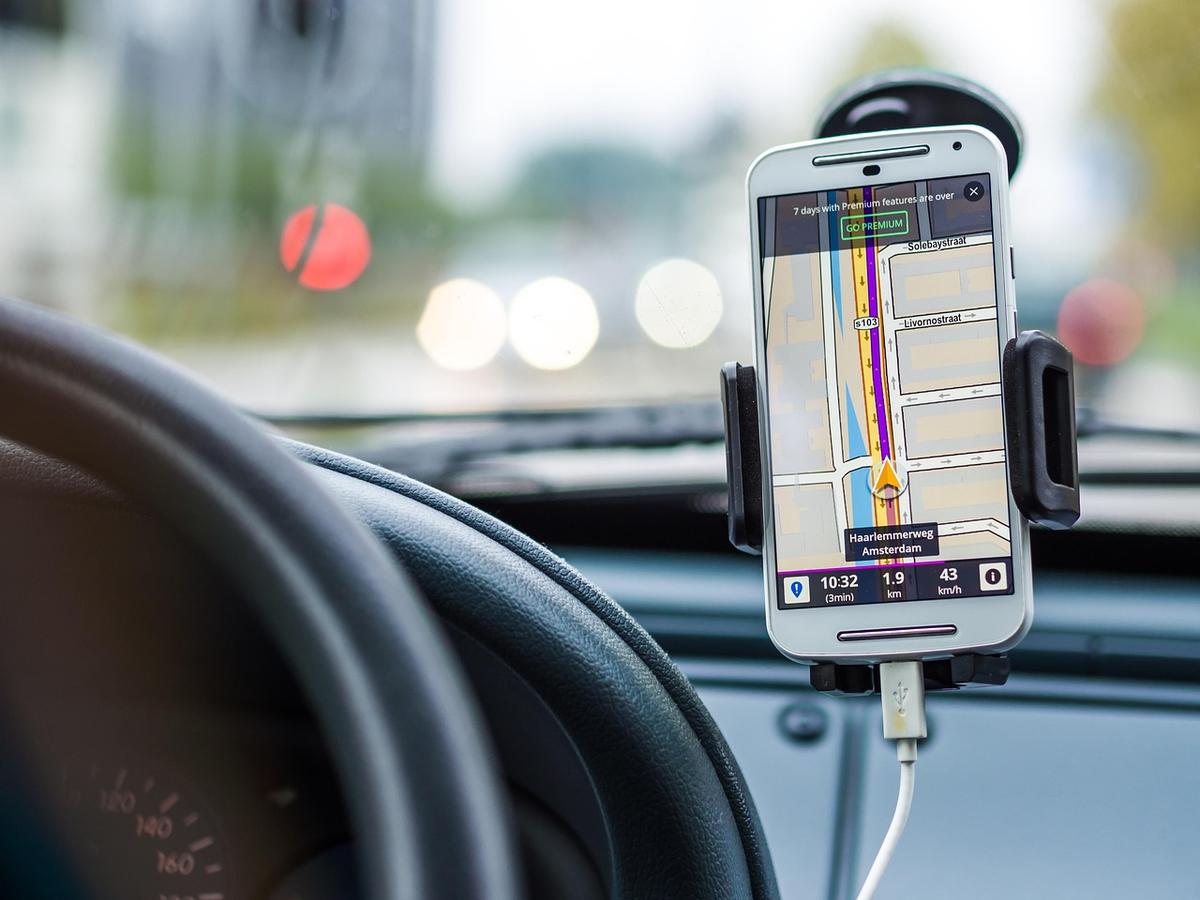 Smartphone fixée sur support, affichant une carte GPS dans le véhicule