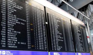 Grand tableau noir d'aéroport listant les destinations et horaires des vols
