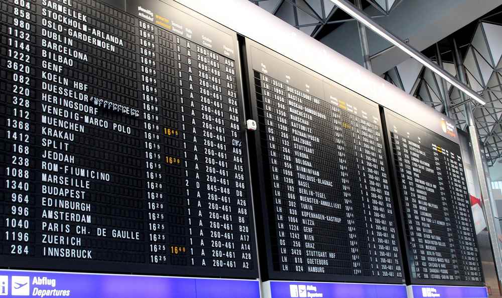 Grand tableau noir d'aéroport listant les destinations et horaires des vols